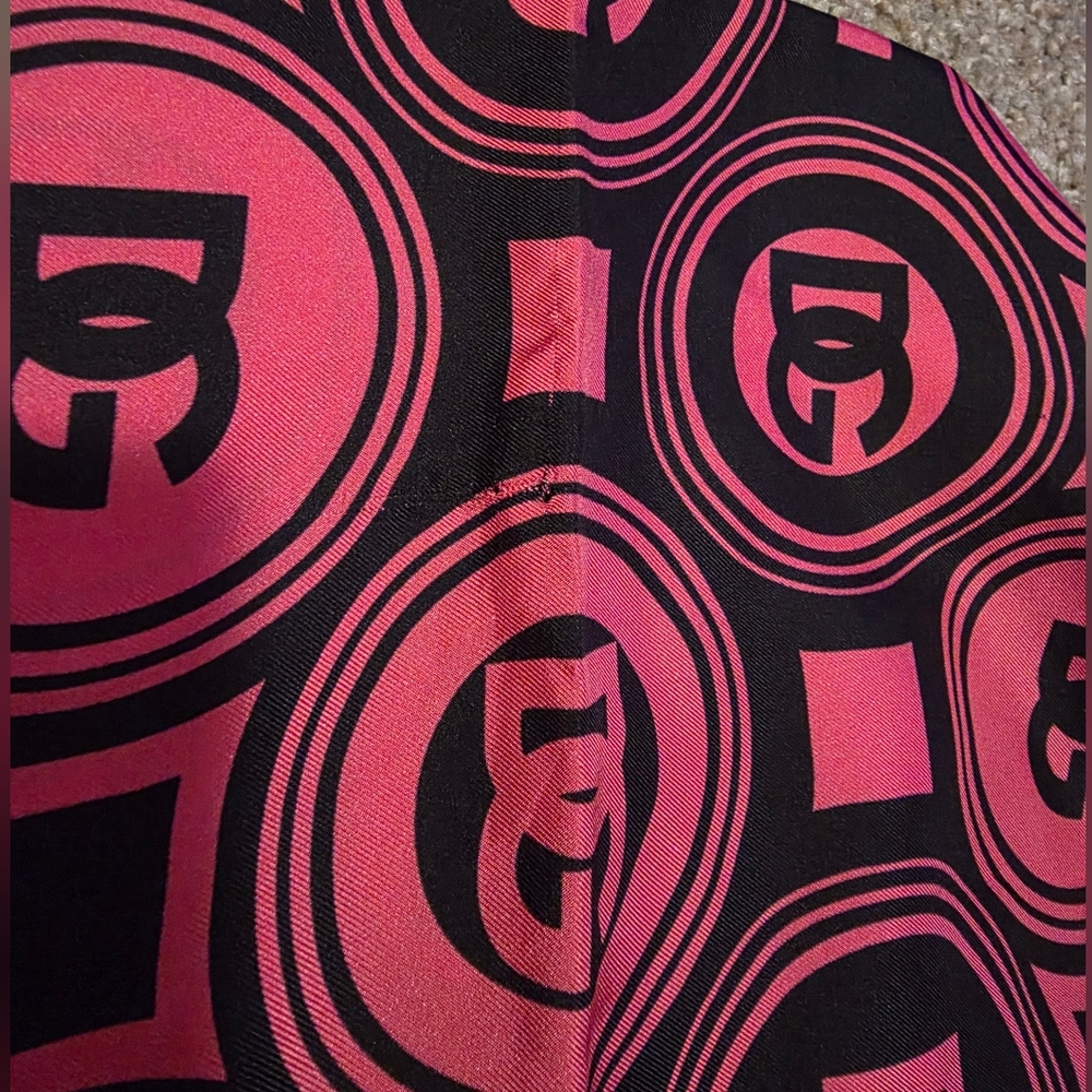 Dolce & Gabbana 100% Silk Large Logo Scarf! - Picture 11 of 13